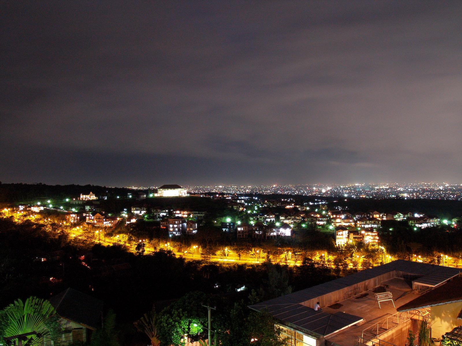 City lights spreading across Bandung at night. Photograph by Syed Abdul Khaliq, CC BY 2.0.