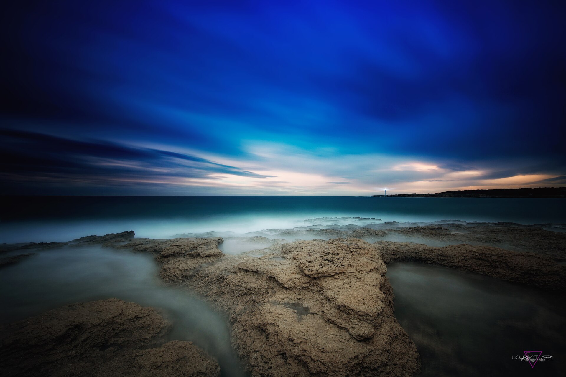 A coastline resetting itself at dusk — a long exposure. Photograph by Laurent Virzi, CC BY-SA 3.0.