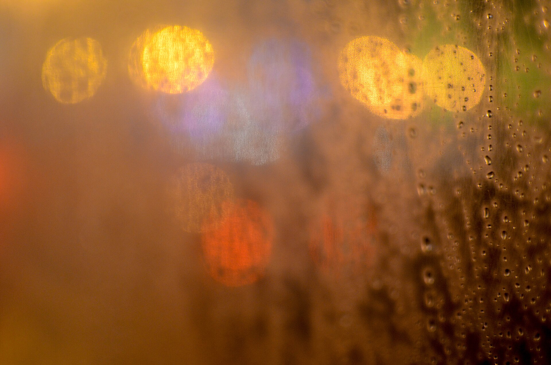 Rain against the studio window while the score was being written. Photograph by Defi22, CC BY-SA 4.0.